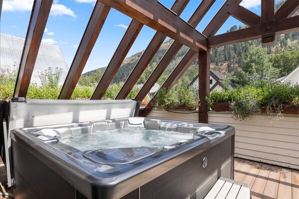 Outdoor spa tub