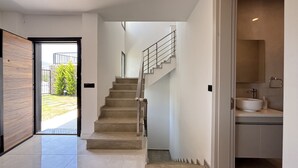 Un interno moderno con una scala che conduce a un bagno.