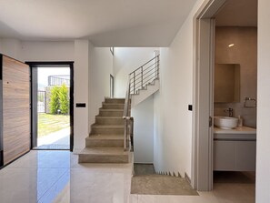 Ein modernes Interieur mit einer Treppe zu einem Badezimmer.