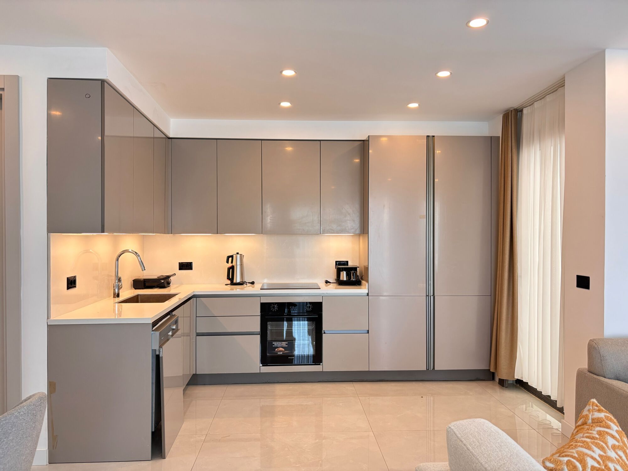 Coffee/tea maker, fridge, oven, stovetop