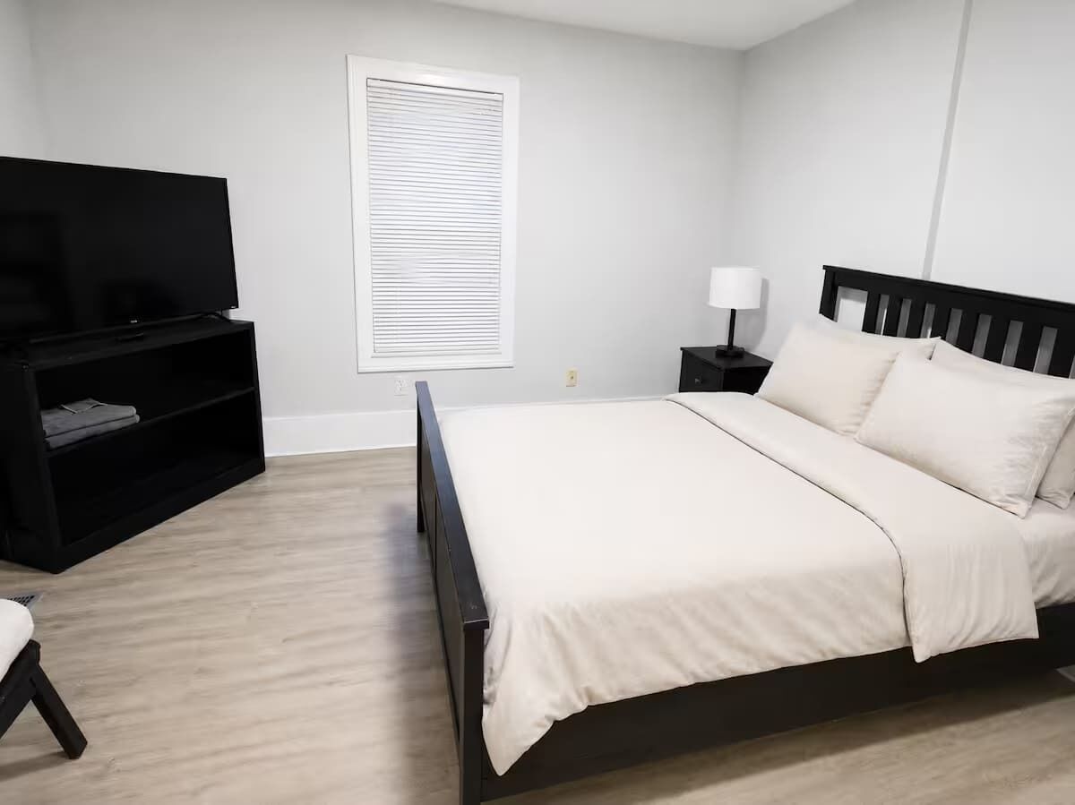 4 bedrooms, desk, iron/ironing board, WiFi