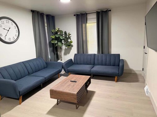 Home for Families | Sleeps 11 | 5 min Downtown