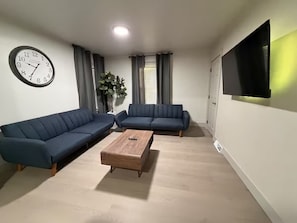 Een televisie en een kantoor