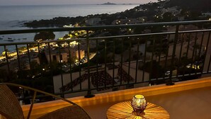 A balcony with a view of the sea and a cityscape at dusk. - Sea view apartment, Sanguinaires Islands terraces (Ajaccio)