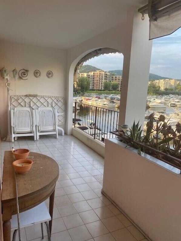 Property grounds - Apartment with shared pool and terrace (Mandelieu-la-Napoule)