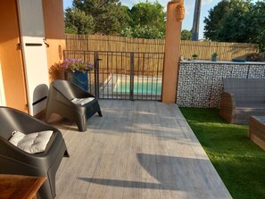 Terrace/patio - 87 m² house with private pool in Entraigues (Entraigues-sur-la-Sorgue)