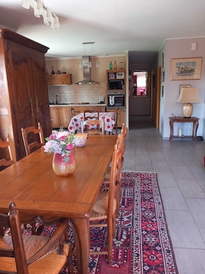 Dining - House with private pool in Entraigues (Entraigues-sur-la-Sorgue)