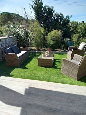 Terrace/patio - House with private pool in Entraigues (Entraigues-sur-la-Sorgue)