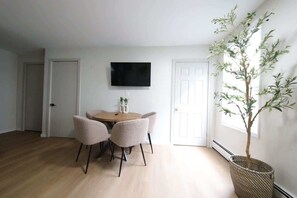 Dining - Modern Apt walk to Airport  5 min from Downtown (Boston)