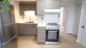 Coffee/tea maker, fridge, microwave, oven