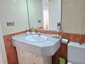Dusche, Handtücher, Seife, Toilettenpapier