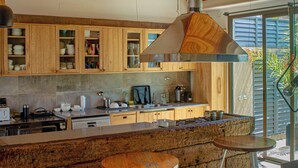 Une cuisine moderne avec des meubles en bois, un îlot central et une grande fenêtre.