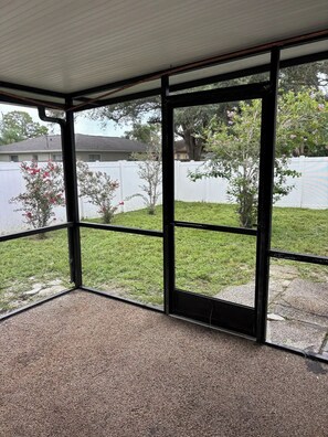 A covered patio area with a view of a backyard. - Great house in Sarasota close to Gulf beaches, golf courses downtown and UTC (Sarasota)