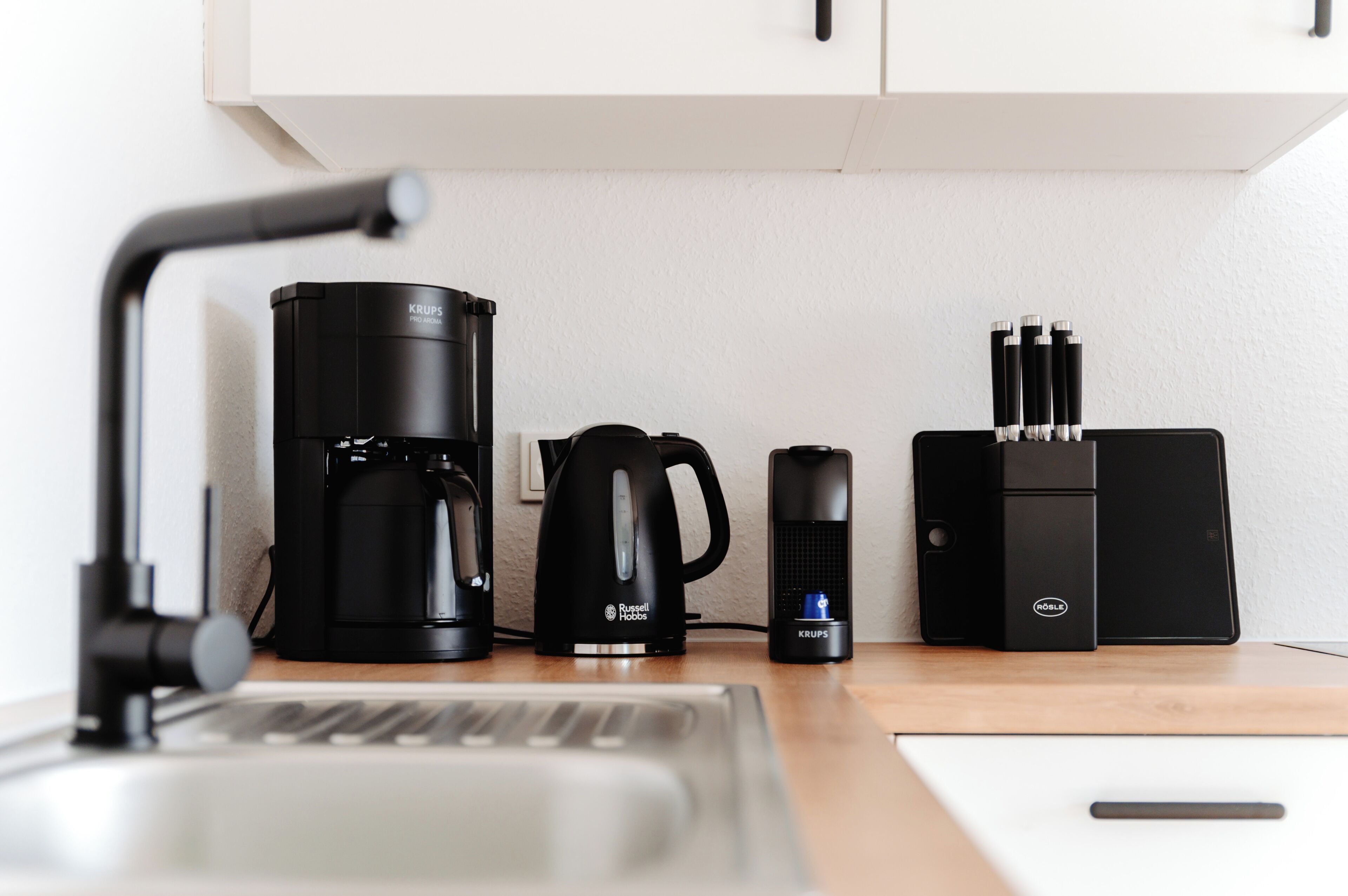 Wasserkocher mit Kaffee-/Teezubehör, Kühlschrank, Mikrowelle, Ofen