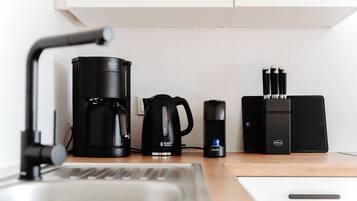 Wasserkocher mit Kaffee-/Teezubehör, Kühlschrank, Mikrowelle, Ofen