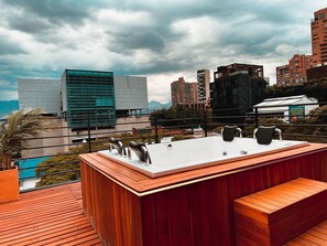 Outdoor spa tub - Luxury penthouse Provenza (Medellín)