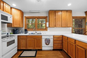 Private kitchen - Paw Paw Mountain Lodge w/River Access & Fire Pit (Paw Paw)