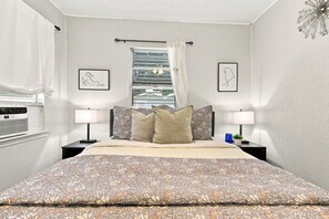 Iron/ironing board, free WiFi, bed sheets - 10 Mins to Dt, Parking, Updated Home, Pets! (San Antonio)