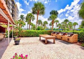 Outdoor dining - Resort amenities in siesta Key! (Siesta Key)
