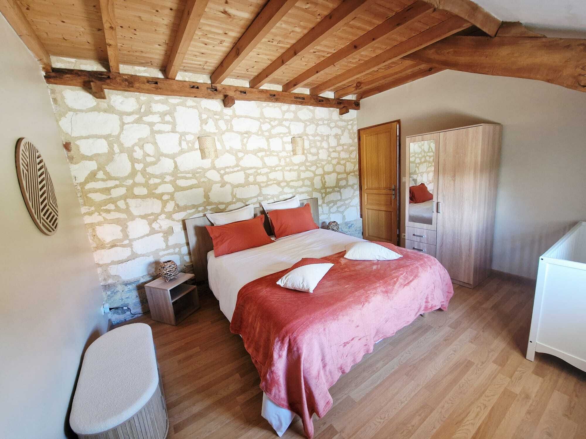 4 bedrooms, iron/ironing board, WiFi (free), bed sheets