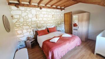4 bedrooms, iron/ironing board, WiFi (free), bed sheets