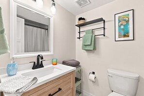 Shower, hair dryer, towels, soap - The Seashell Sanctuary, Sleeps 8, Beach and Pool, cable and high speed wifi (Madeira Beach)