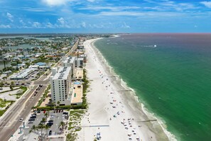 A coastal cityscape with a beach, buildings, and a clear sky. - The Seashell Sanctuary, Poolside, Sleeps 8, Beach, Boat Slip, cable & wifi (Madeira Beach)