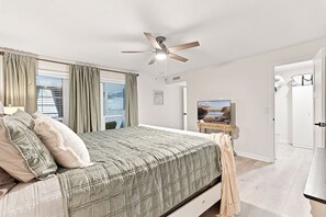 2 bedrooms, free WiFi, bed sheets - The Seashell Sanctuary, Sleeps 8, Beach and Pool, cable and high speed wifi (Madeira Beach)