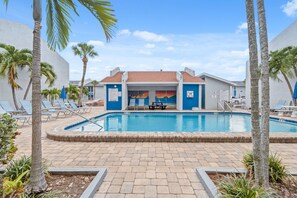 Outdoor pool - The Seashell Sanctuary, Sleeps 8, Beach and Pool, cable and high speed wifi (Madeira Beach)