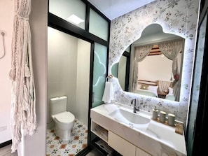 Comfort-Zweibettzimmer, eigenes Bad, Blick auf den Innenhof | Badezimmer | Kostenlose Toilettenartikel, Haartrockner, Hausschuhe, Handtücher