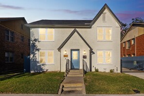 Exterior - Cowboy Oasis | Sleeps 7 (Houston)