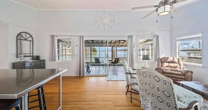 ★ LAKE NORMAN WATERFRONT COTTAGE, PETS ALLOWED ❤ DOCK + KAYAKS w/FIRE PIT