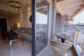 Executive-lejlighed - balkon - udsigt til pool | Udendørs spisemuligheder