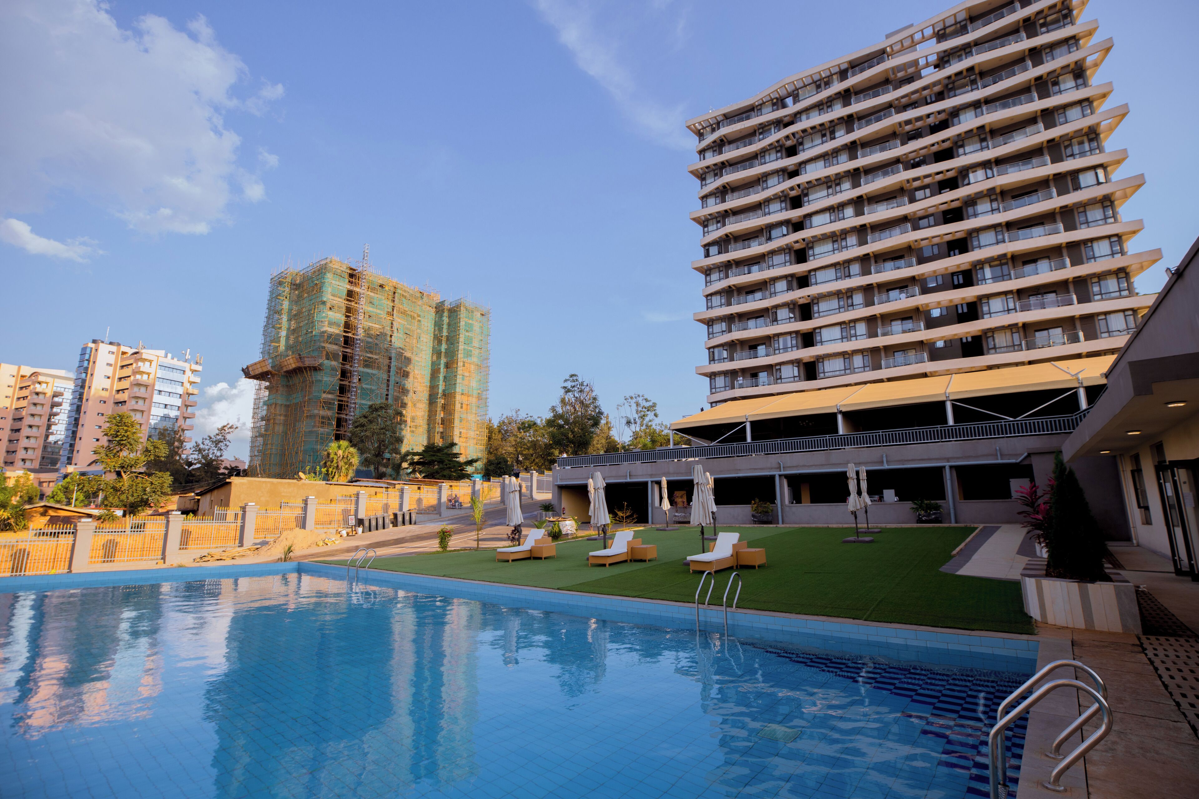 Appartement exécutif, balcon, vue sur la piscine | Piscine | Piscine intérieure, cabanas gratuites, parasols