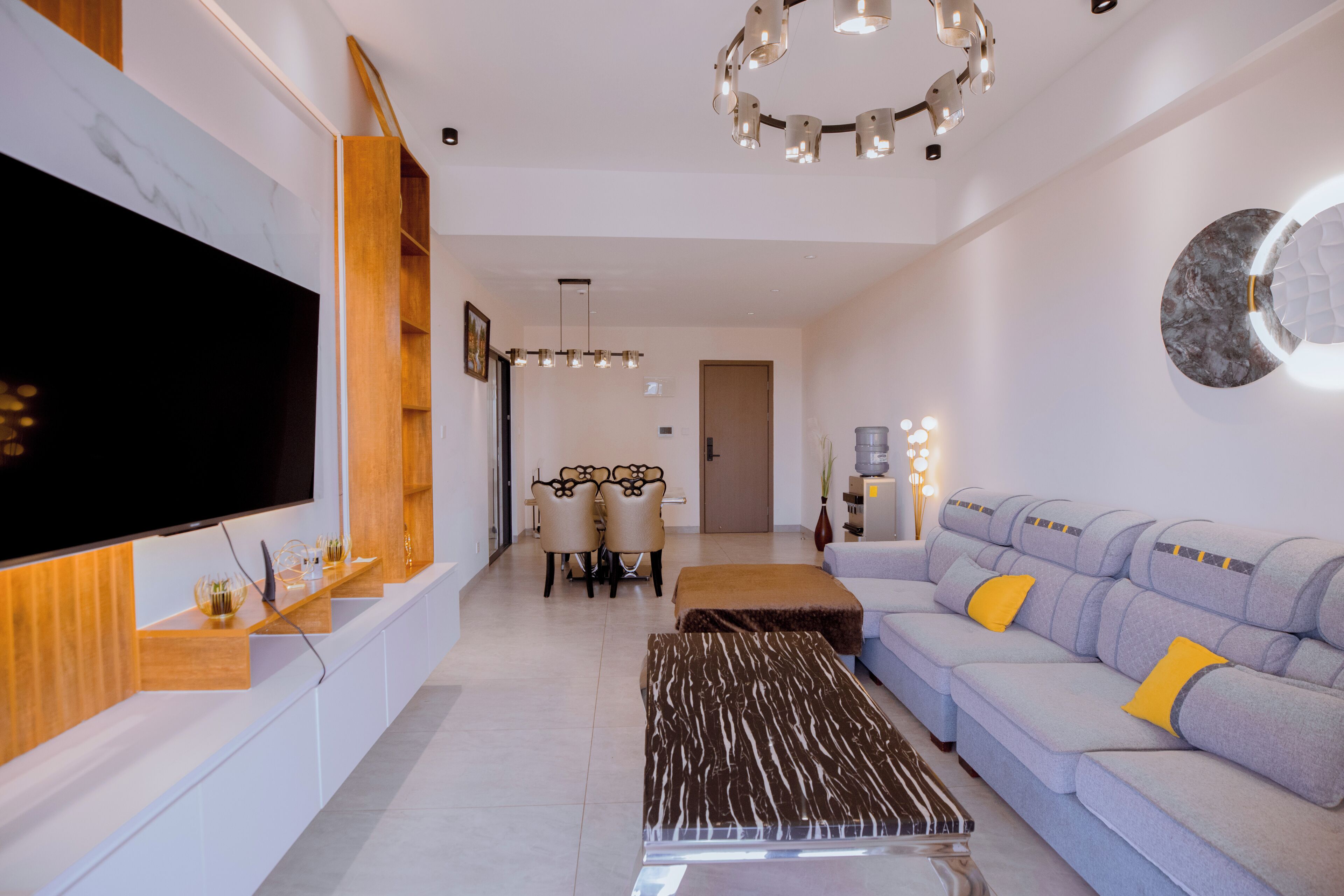 Appartement exécutif, balcon, vue sur la piscine | Aire de séjour | Téléviseur connecté de 55 po avec télévision par câble, films payants