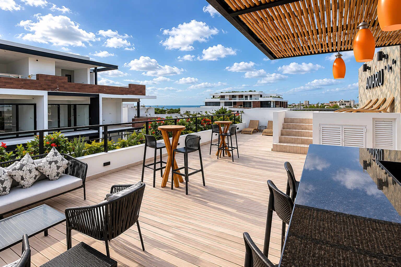 Eine Dachterrasse mit Sitzgelegenheiten im Freien, einer Bar und Meerblick.