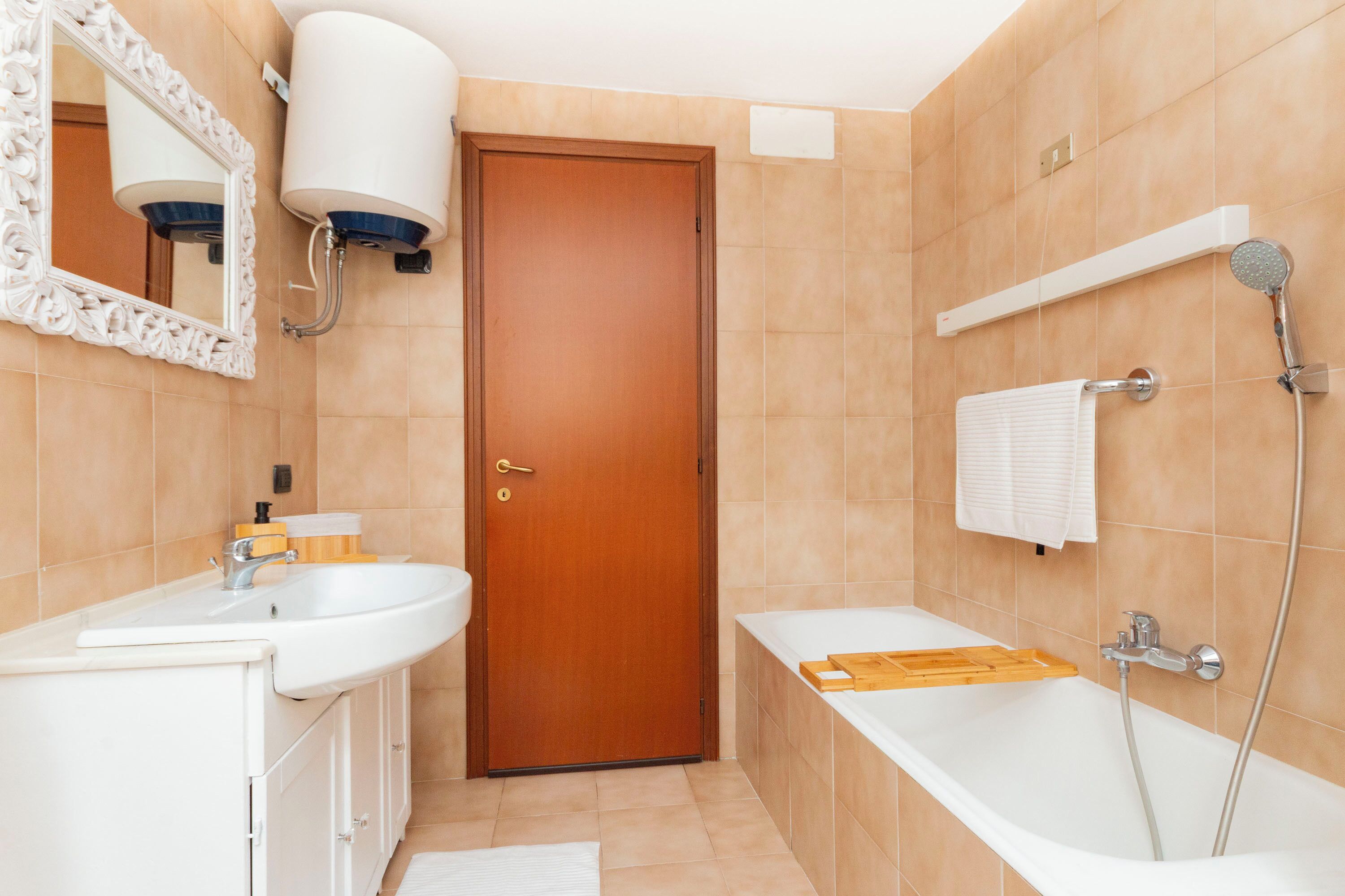 Asciugacapelli, bidet, asciugamani, sapone