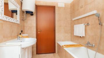 Asciugacapelli, bidet, asciugamani, sapone