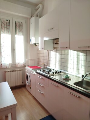 Private kitchen - Very bright apartment, a 15-minute walk from the historic center - AC - Wi-Fi (Firenze)