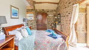 3 bedrooms, iron/ironing board, WiFi (free), bed sheets - Dowgill 3-bed Barn Sleeps7 Hottub&parking (Harrogate)