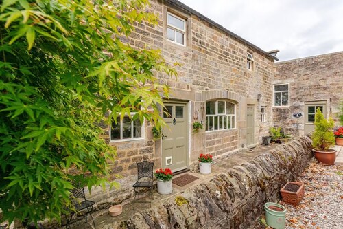 Dowgill 3-bed Barn, Sleeps 7 w/ Hot Tub & Parking