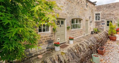 Dowgill 3-bed Barn, Sleeps 7 w/ Hot Tub & Parking