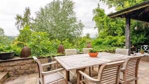 Outdoor dining - Dowgill 3-bed Barn Sleeps7 Hottub&parking (Harrogate)