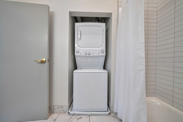 Bathroom - Downtown Studio - Near Parking - Medical Area - 3F (Louisville)