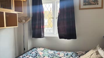 Iron/ironing board, WiFi, bed sheets
