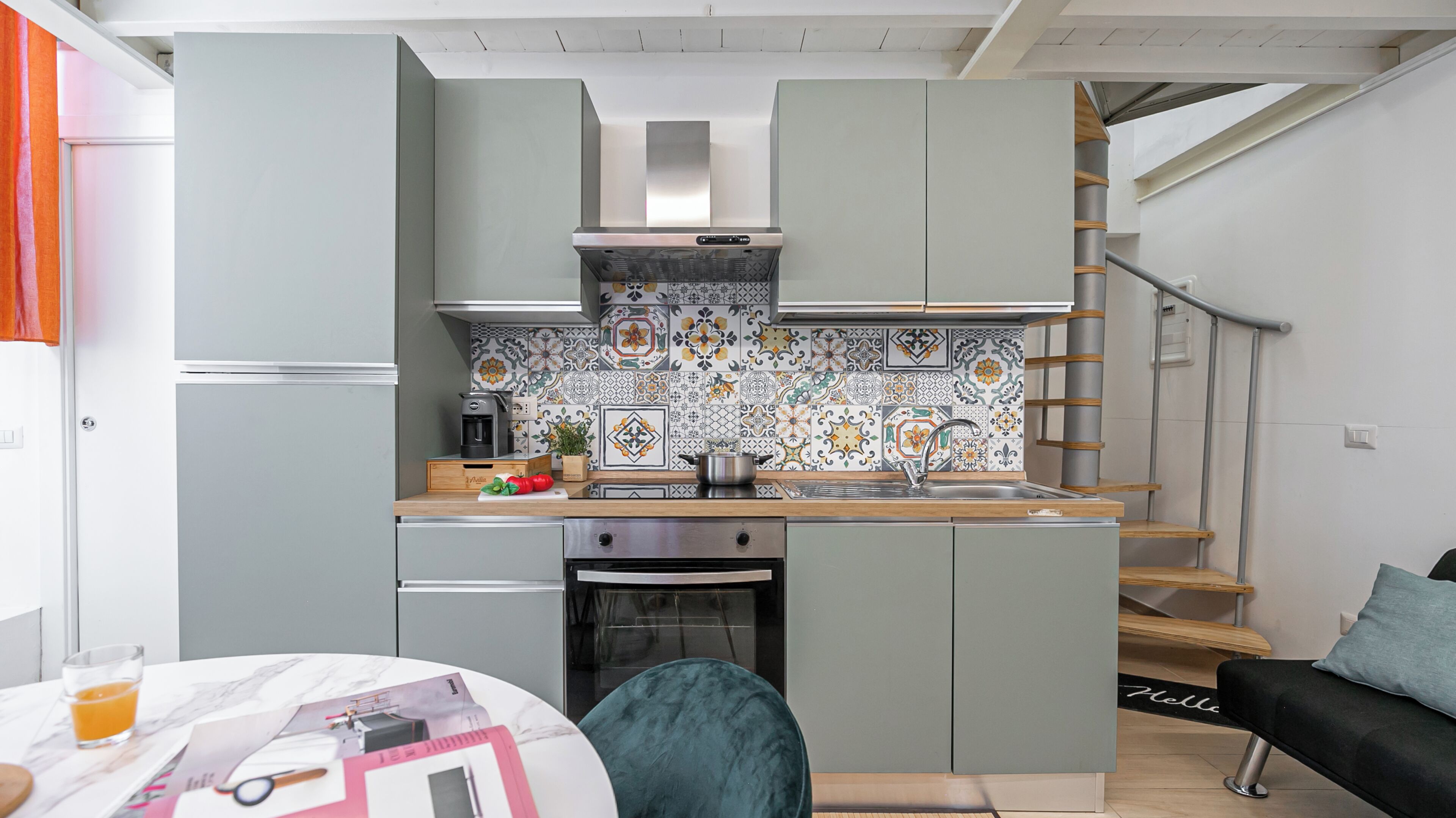 Appartement (1 Bedroom) | Privékeuken | Een espressoapparaat, een magnetron, een oven, een kookplaat