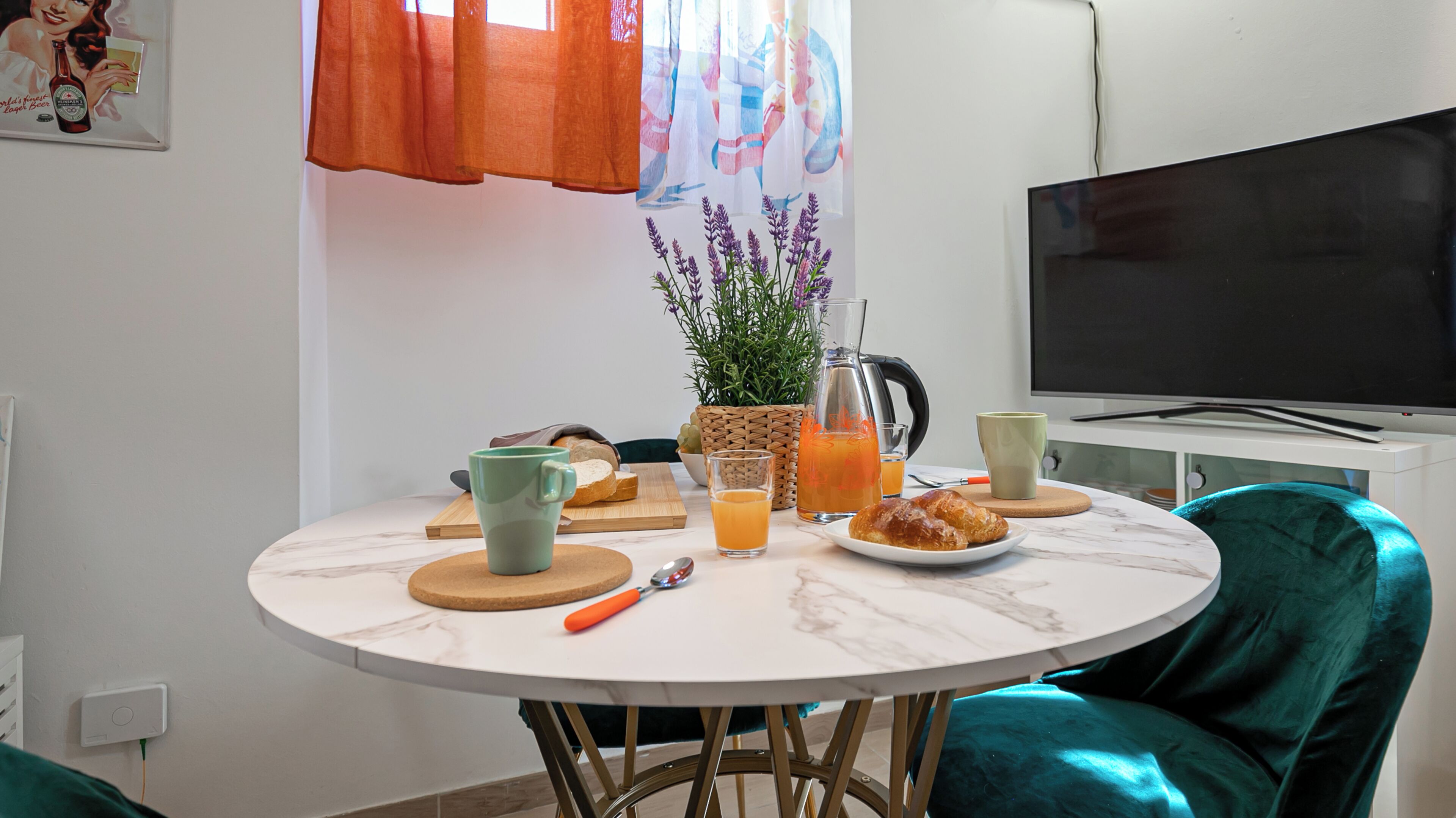Appartement (1 Bedroom) | Woonruimte | Een televisie