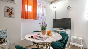 Appartement (1 Bedroom) | Woonruimte | Televisie