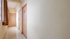 Un pasillo con puertas numeradas 403 y 404 que conducen a habitaciones.
