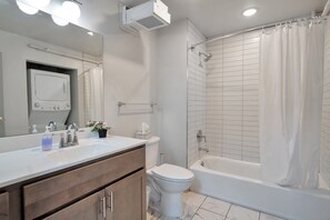 Hair dryer, towels, soap, toilet paper - Creative Loft - Nearby Parking - City Center - 2F (Louisville)